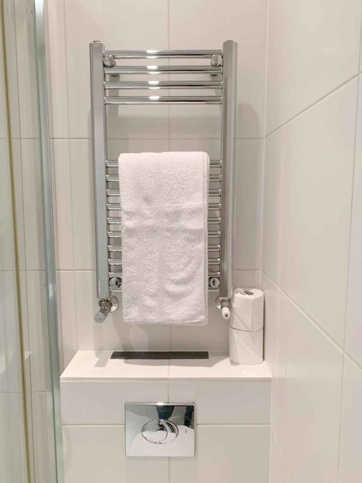 Bright And Airy One Bedroom Condo, Olympia, Kensington Appartamento Londra