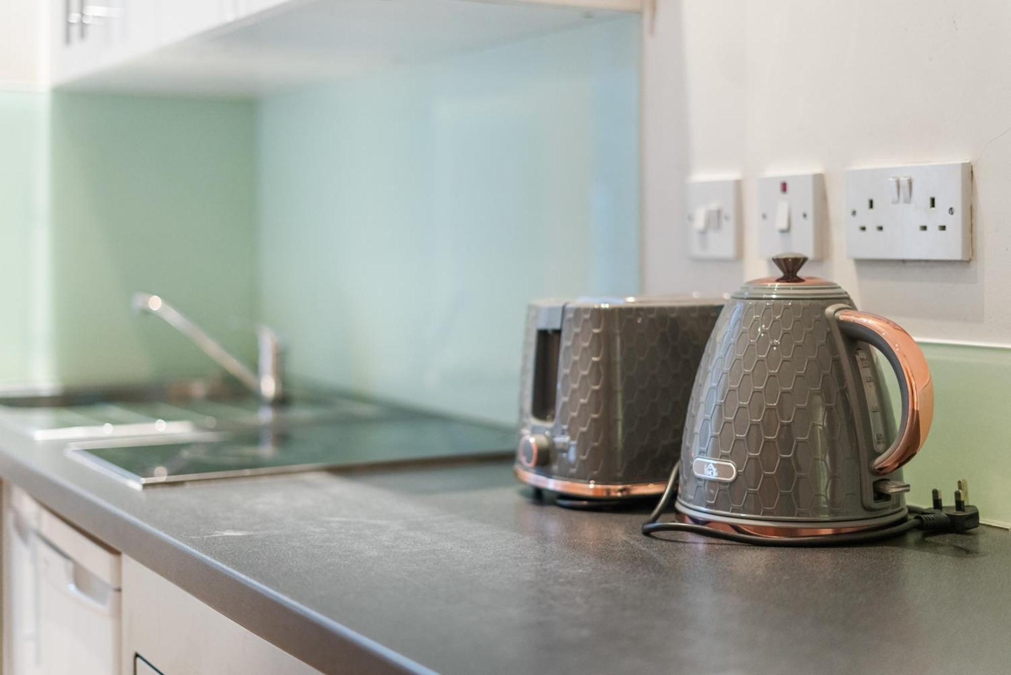 Bright And Airy One Bedroom Condo, Olympia, Kensington Appartamento Londra