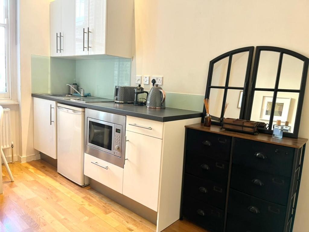 Bright And Airy One Bedroom Condo, Olympia, Kensington * Londra