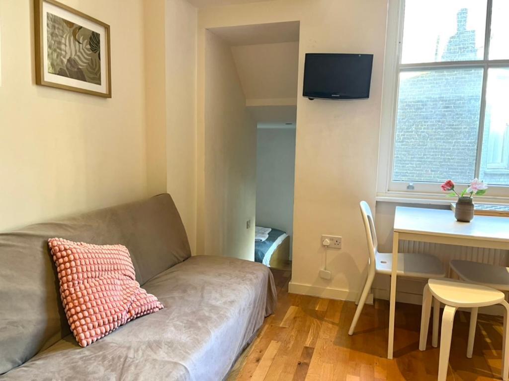 Bright And Airy One Bedroom Condo, Olympia, Kensington Appartamento Londra