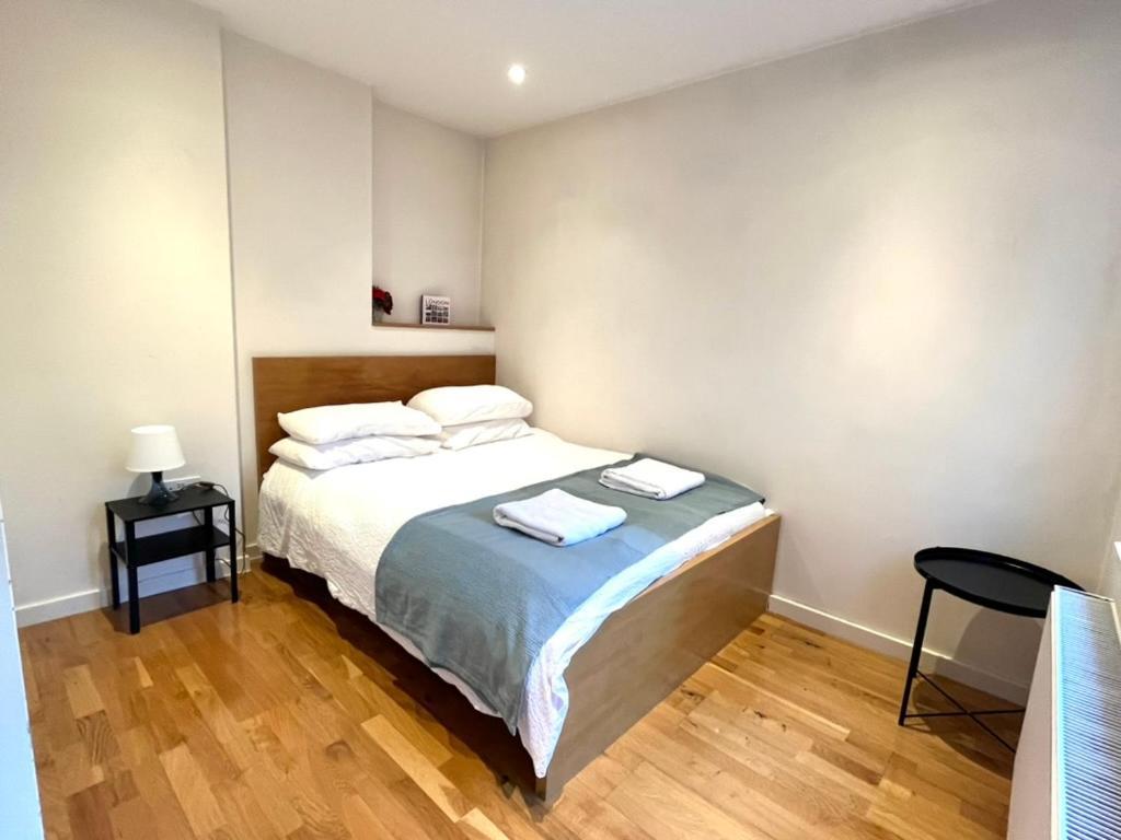 Bright And Airy One Bedroom Condo, Olympia, Kensington Londra